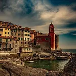 Leccino Sea Cliff Private Garden In Gulf Of Poets *